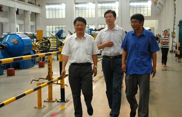 江苏省经信委企业生长效劳随处长陈冈一行来ag真人国际集团考察指导