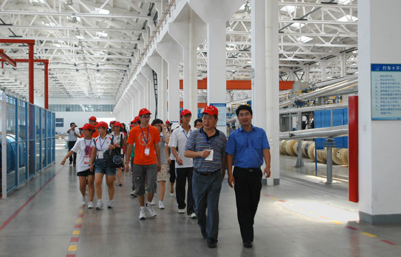 溧阳市在校大学生代表50余人来ag真人国际集团旅行学习