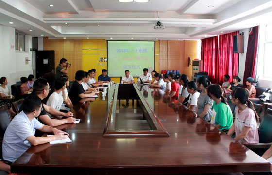 爱心助学 助梦翱翔 : 第三批“ag真人国际励志助学金”20万元昨日发放