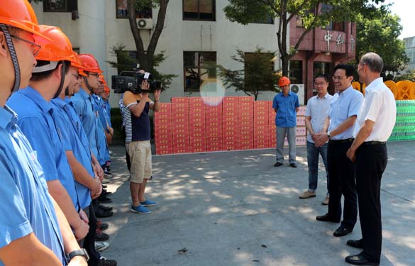 市向导来ag真人国际慰问一线员工