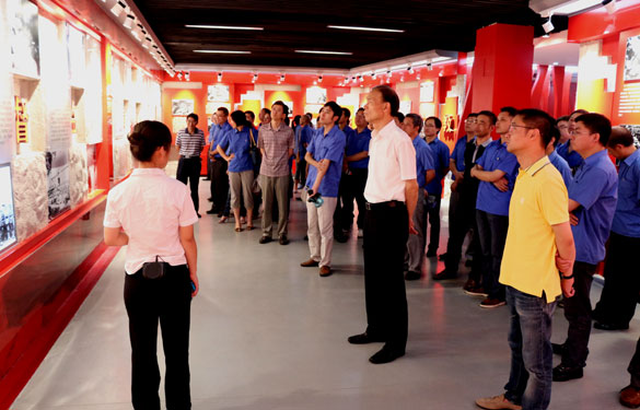 ag真人国际集团党员干部起劲分子思念革命先烈、重温革命精神