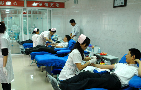 爱心在涌动－－ag真人国际组织员工无偿献血