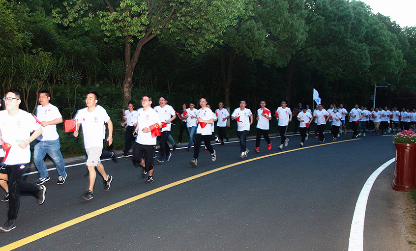 不忘初心 逐梦奔驰——ag真人国际电缆举行“学党史、跟党走、铭党恩”夜跑活动
