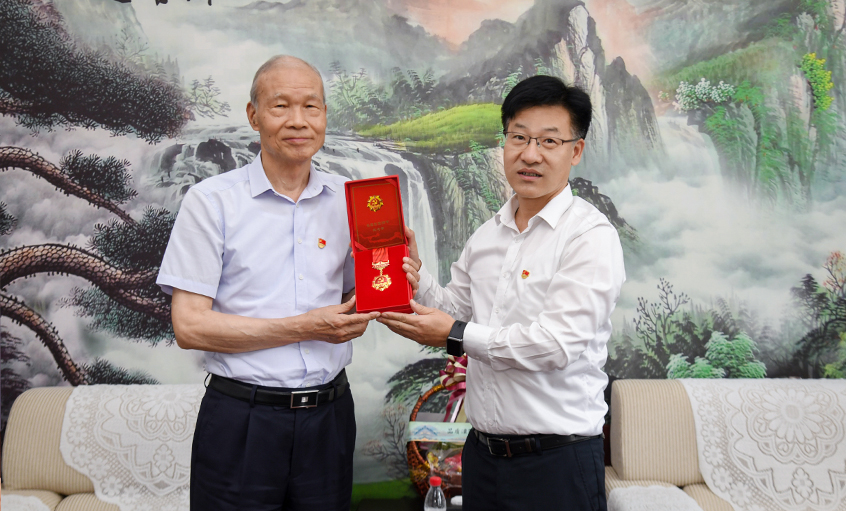 殷殷关切传党情 深深嘱托暖人心---溧阳市委书记叶明华“七一”探望慰问ag真人国际电缆“庆幸在党50年”老党员丁山华